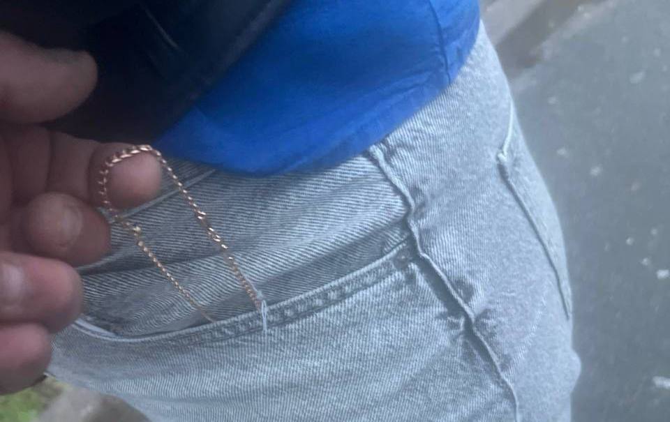 Поліцейські затримали киянку, яка під виглядом покупчині обкрадала ювелірні крамниці у столиці (ФОТО)