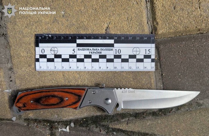 Поліцейські затримали чоловіка, який ножем погрожував жителям столиці