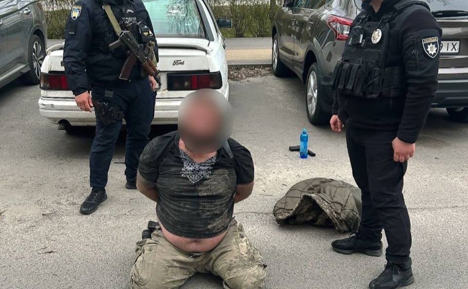 Вийшлов з таксі і почав стріляти: у Бучі затримали стрільця