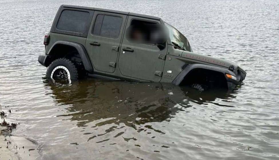 Автомобіль втрапив в затоку Дніпра в Оболонському районі міста (ФОТО)
