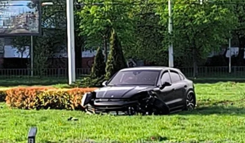 У Львові автомобіль вилетів на кільце (ВІДЕО)