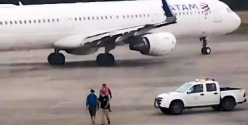 Не здався: пасажир спробував зупинити літак просто на злітній смузі (ФОТО)
