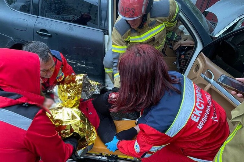У Києві рятувальники розрізали розбитий Porsche, щоб визволити пасажирку (ФОТО)