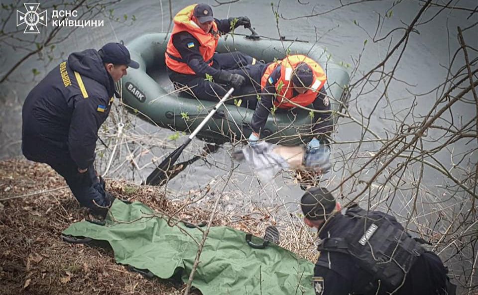 На Київщині рятувальники дістали з озера тіло молодої жінки (ФОТО)