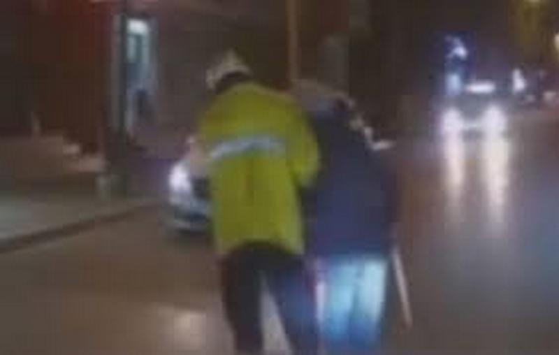 У Китаї бабуся, яка переходила дорогу, отримала додаткову швидкість завдяки кур'єру (ВІДЕО)