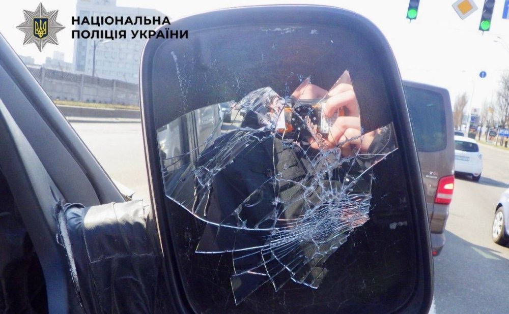 У Києві чоловік пограбував військовослужбовця прямо на проїжджій частині (ФОТО)