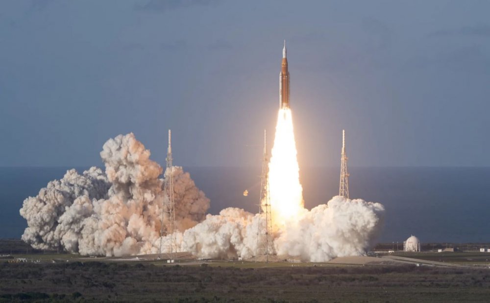 Вперше за пів століття NASA відправило космонавтів на навколомісячну орбіту (ВІДЕО)