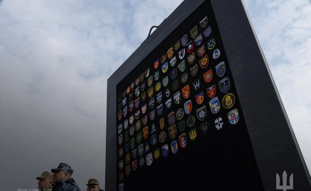 До річниці звільнення Київщини в центрі столиці встановили розламану надвоє плиту з Гостомельського аеропорту (ФОТО)