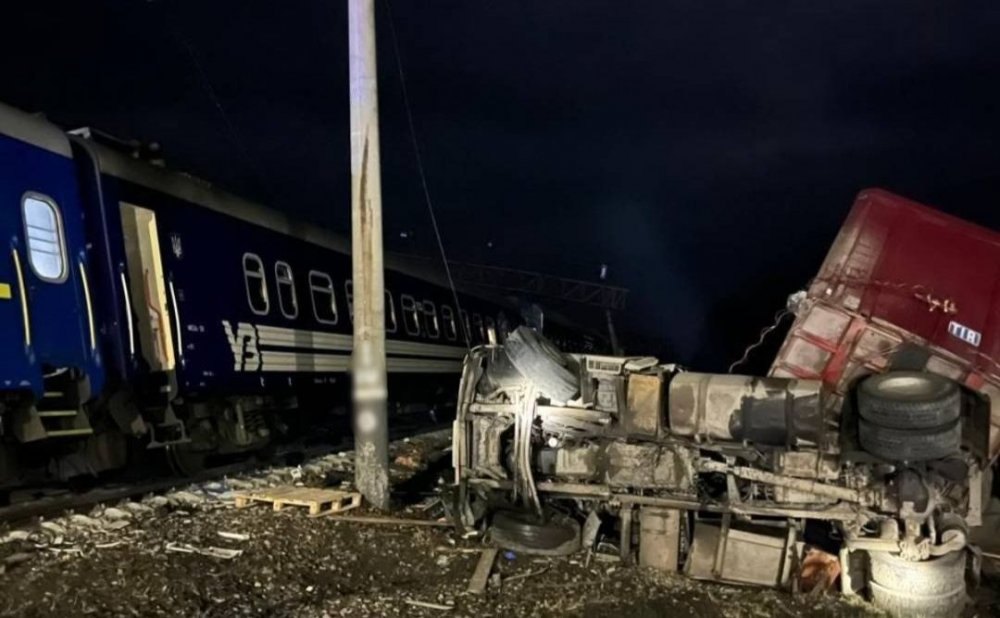 Поїзд «Харків - Полтава» зіткнувся з вантажівкою (ФОТО)