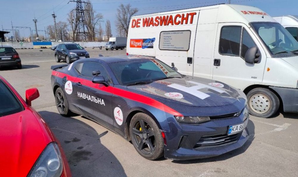 Добре жити не заборонити: у Києві використовують Chevrolet Camaro як навчальний автомобіль (ФОТО)