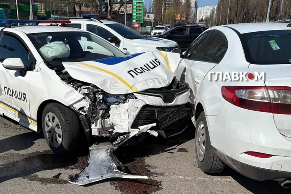 У Києві патрульне авто потрапило у потрійну ДТП (ФОТО)