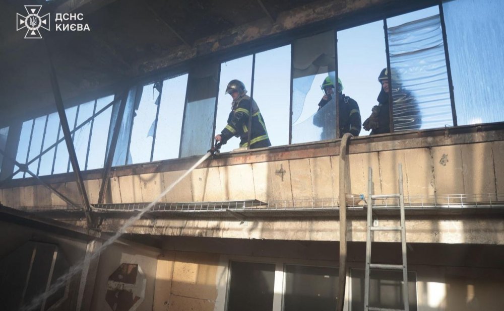 У Дарницькому районі столиці уламки БпЛА впали на дах офісу (ФОТО)