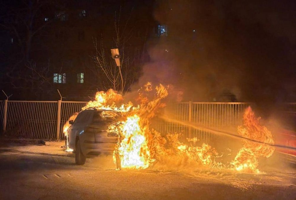 Нічна пожежа в Києві: Skoda вигоріла вщент, сусідні авто пошкоджені (ФОТО)