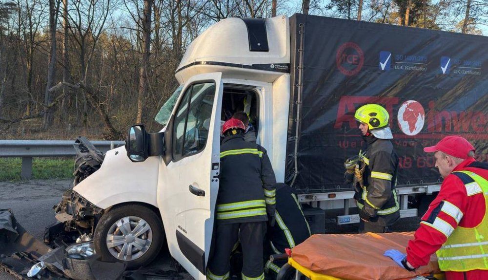 ДТП у Святошинському районі: рятувальники деблокували водія Renault (ФОТО)