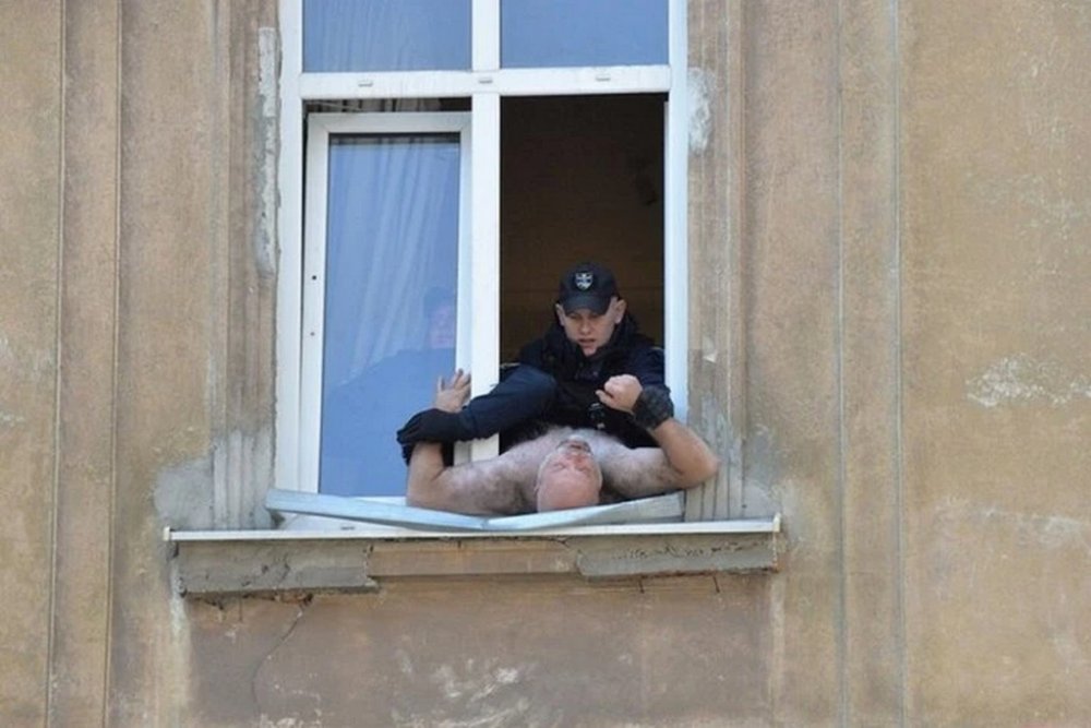 Голий перформанс у Львові: іноземець виліз на вікно та налякав туристів (ФОТО)