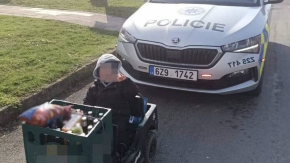 У Чехії хлопчик за кермом дитячого джипа транспортував ящик з пивом