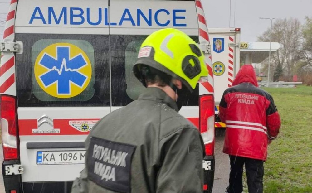 В Оболонському районі рятувальники КАРС витягли травмованого чоловіка з колодяза теплотраси (ФОТО)