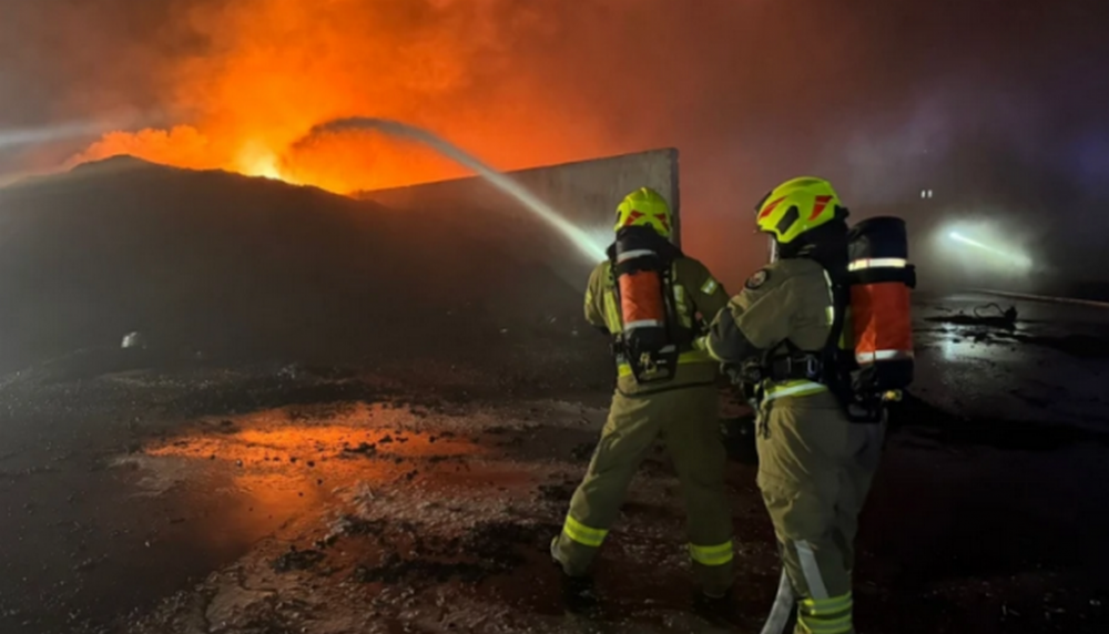 У Польщі другий день гасять велику пожежу на підприємстві з утилізації шин (ФОТО)