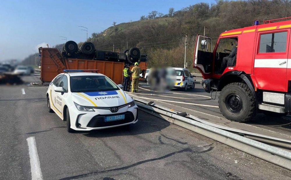 У Києві на Столичному шосе перевернулася вантажівка: рух ускладнений (ВІДЕО)