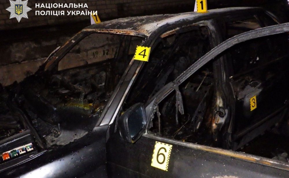 У Києві двоє чоловіків обікрали та спалили BMW
