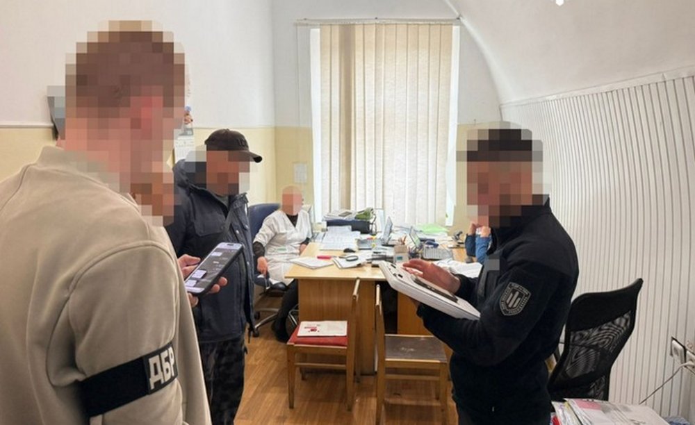 У Києві викрили посередника, який майже за $10000 обіцяв клієнту «потрібний» висновок ВЛК (ВІДЕО)