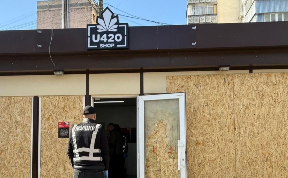 Обшуки в магазинах U420: мережу підозрюють в продажі заборонених психотропів під виглядом «сувенірів» (ФОТО)