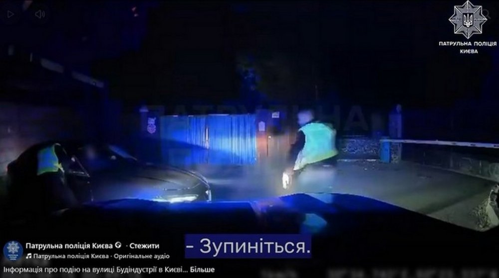 У Києві зі стрільбою зупиняли п’яного водія, який протаранив патрульне авто та ще одну машину (ВІДЕО)