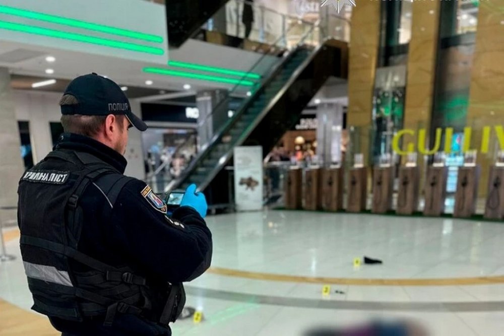 Упав із п'ятого поверху: у ТЦ Гулівер загинув чоловік