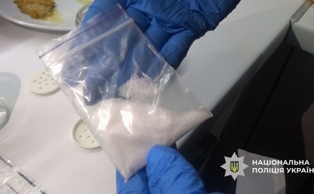 Наркодоставка в годиннику: у столиці затримали 26-річну киянку