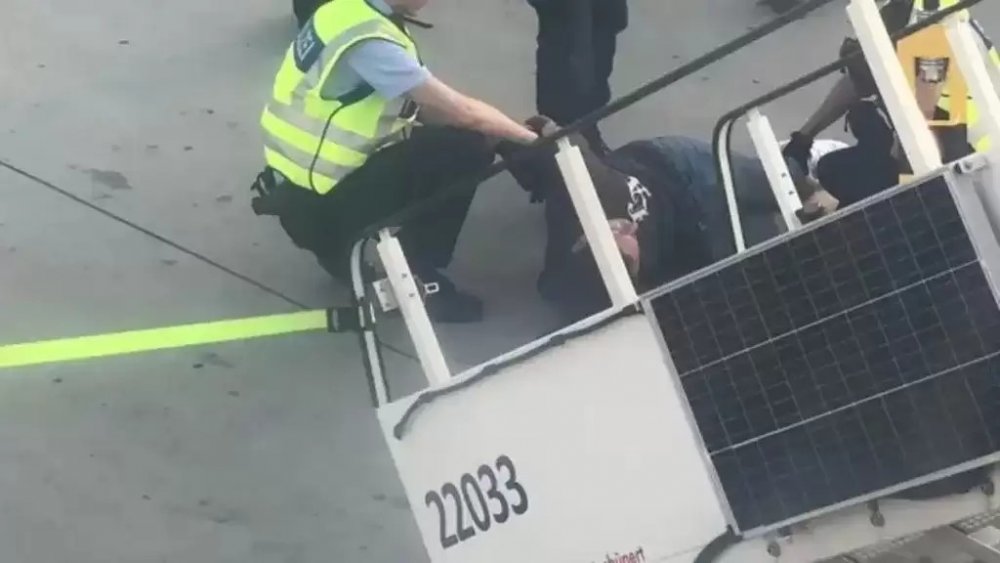 На висоті 9000 метрів: пасажир під час турбулентності намагався вкрасти літак