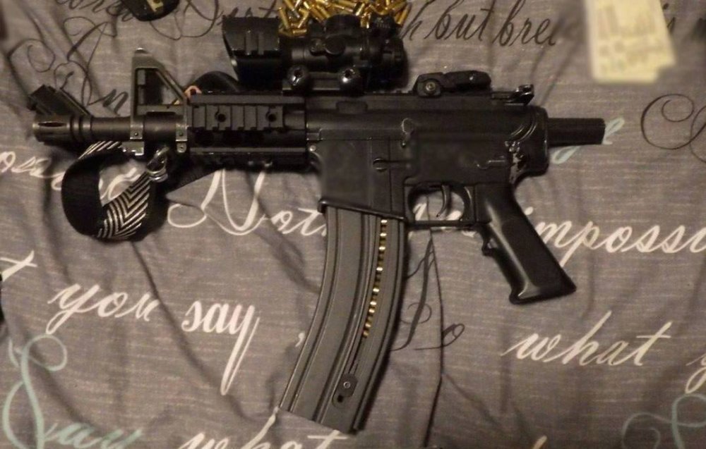 У Києві затримали чоловіка, який ходив із автоматом у житловому комплексі (ВІДЕО)