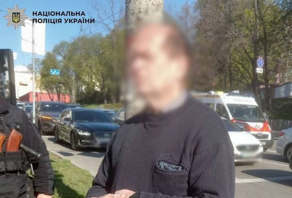 Поліцейські затримали чоловіка, який ножем погрожував жителям столиці