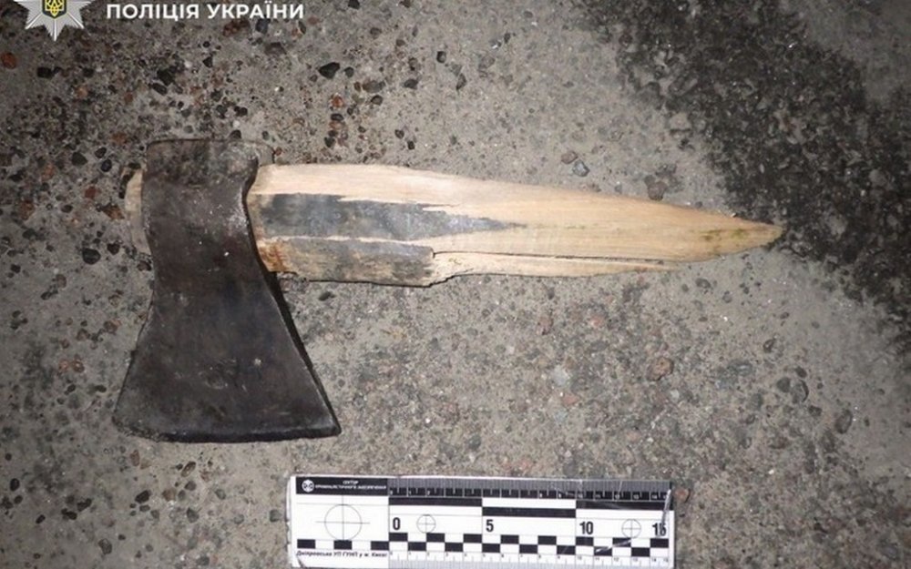 У Києві зловмисник розмахував сокирою посеред вулиці та намагався забрати скутер у підлітка