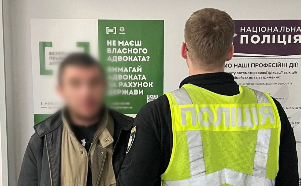 Зірвав сумку з плеча перехожої і втік: за крадіжку киянин проведе 6 років у в’язниці