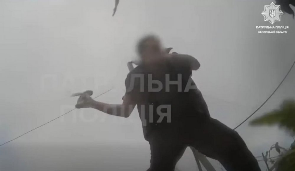 Чоловік з сокирою напав на патрульних у Запоріжжі (ВІДЕО)