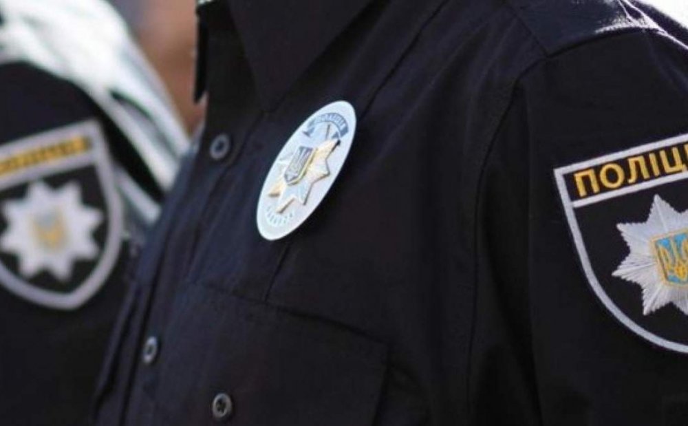 Виклик у комендантську годину: на Троєщині чоловік з ножем напав та тяжко поранив людей (ВІДЕО)