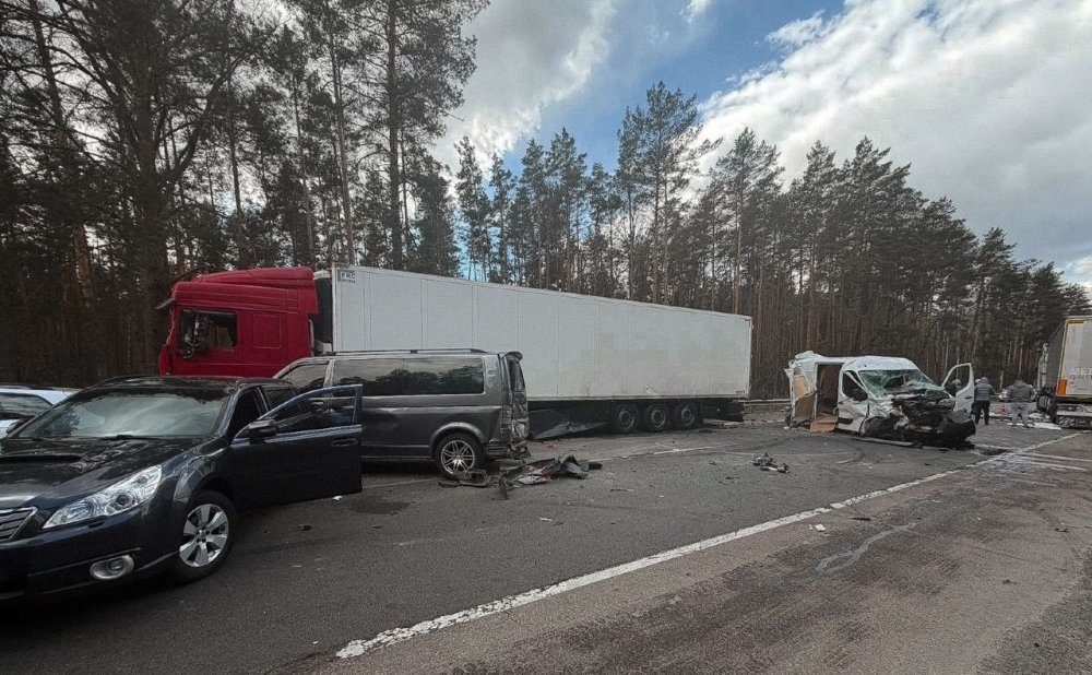 На Варшавській трасі під Києвом сталася автотроща: пять людей постраждали (ФОТО)