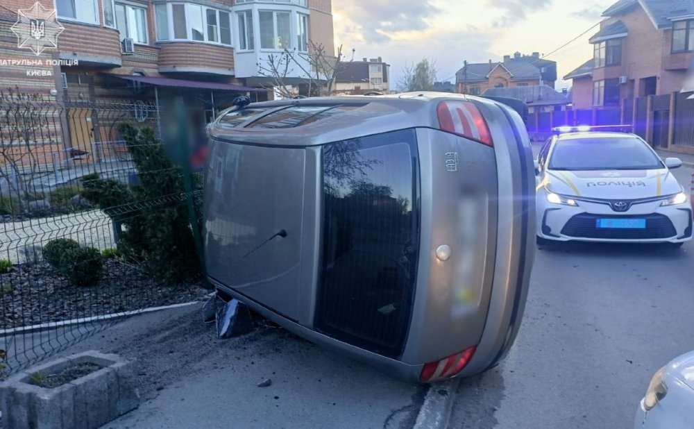 У Києві п’яний водій в’їхав у паркан і перевернувся