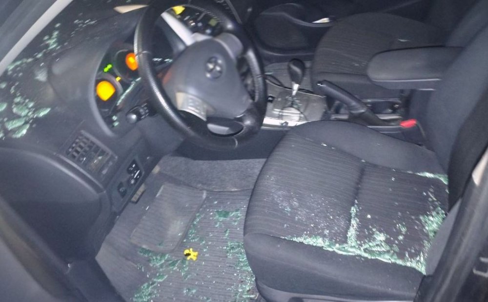 Побили, розбили автівку заявника та втекли з місця: патрульні затримали у Києві порушників (ВІДЕО)