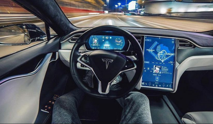 У Німеччині поліція ганялася за Tesla на автопілоті, поки водій спав за кермом