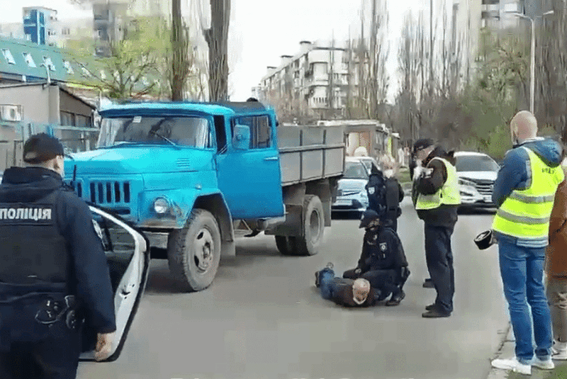 У Києві п’яний чоловік викрав ЗІЛ й сказав, що винен у цьому Путін