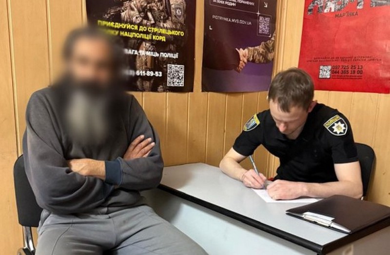 Гуляв центром столиці в оголеному вигляді: поліцейські затримали "нудиста"