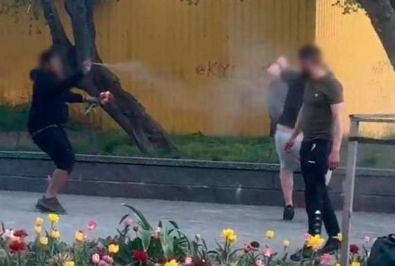Повідомлено про підозру порушнику, який у столичному парку напав на поліцейського (ФОТО)