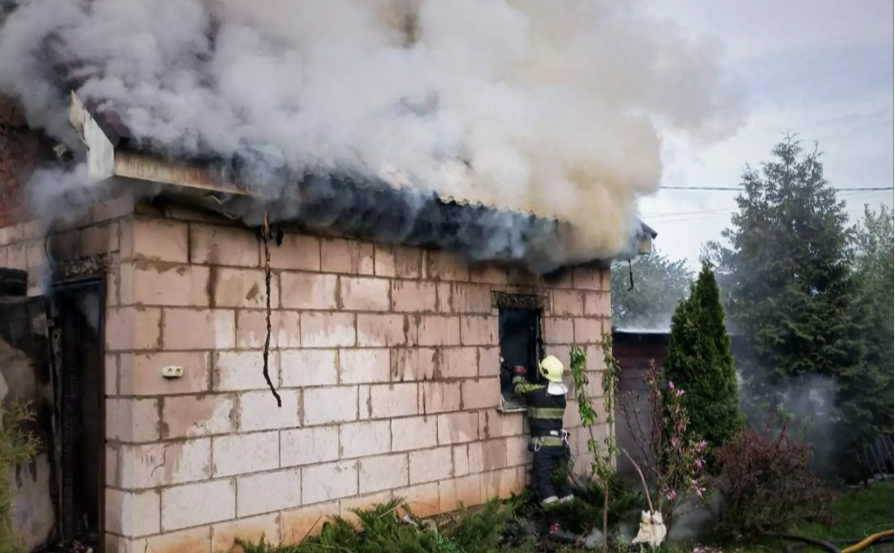 Валив густий дим: на Фастівщині загорілася лазня (ФОТО)