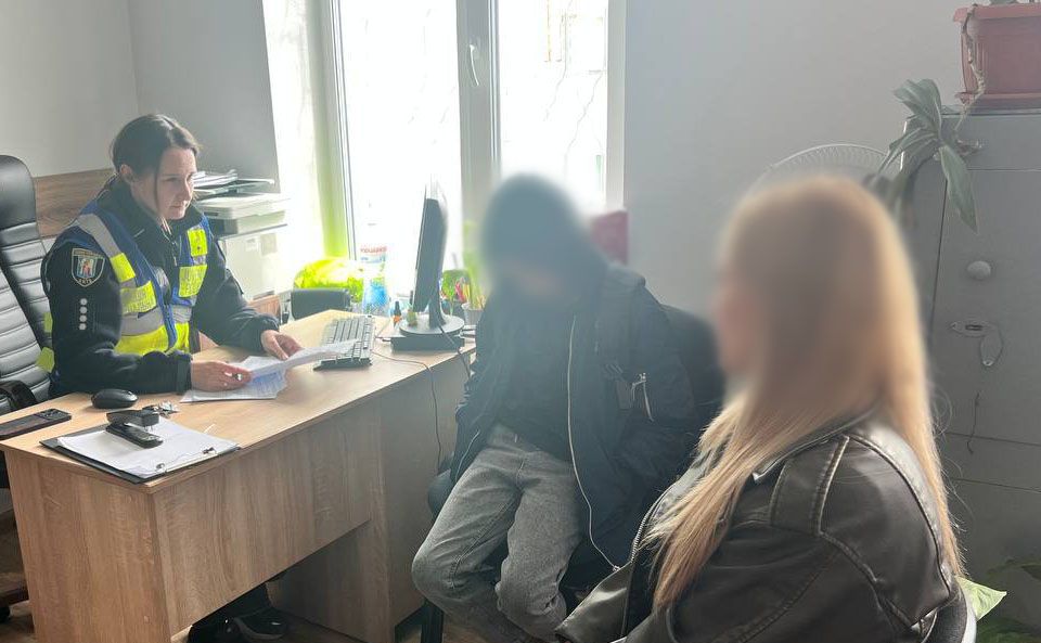 12-літній школяр на відео знущався з кошки: київська поліція притягнула мати до відповідальності