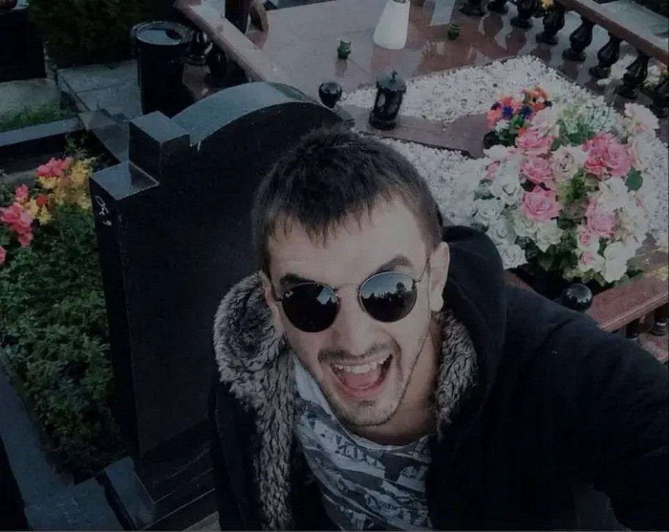 У столиці акушер потрапив у скандал через зневажливі фото на кладовищі