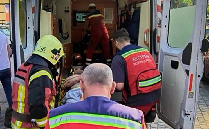 В Ірпені рятують чоловіка, який впав з восьмого поверху (ФОТО)