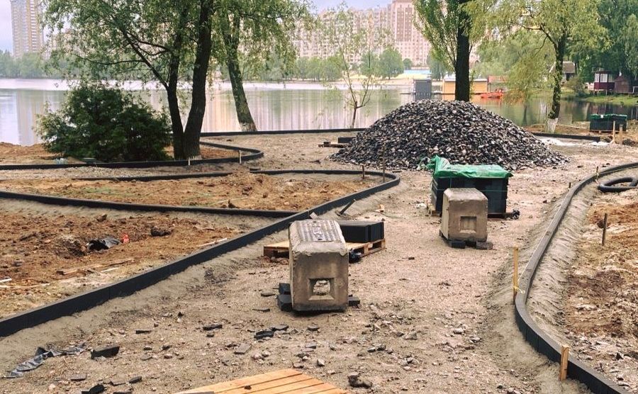 Триває капітальний ремонт парку на Прирічній у Києві (ФОТО)