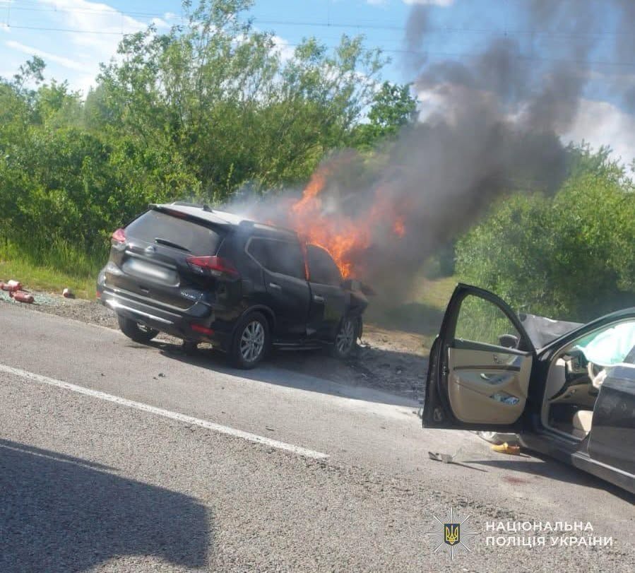 На Львівщині внаслідок ДТП із пожежею постраждали двоє дорослих та двоє діточок (ФОТО)