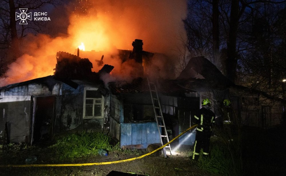 У Києві одночасно горіли три будинки (ВІДЕО)